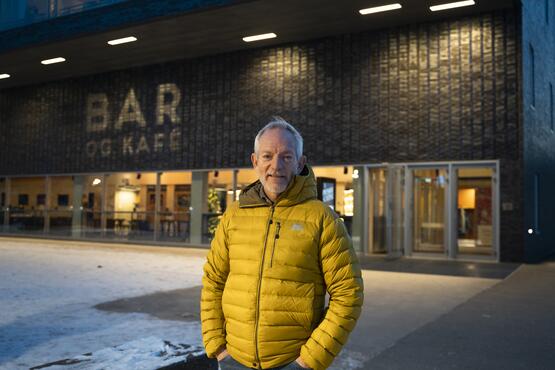 Regissør Petter Næss utenfor Hålogaland Teater